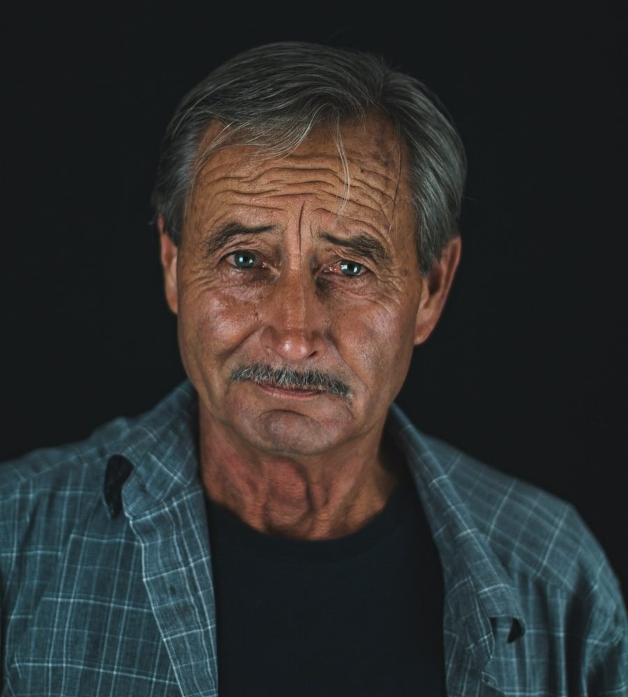 Retrato de um trabalhador mais velho, de camisa xadrez